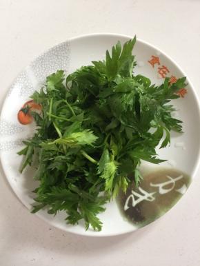 芹菜叶清洗干净沥水备用。