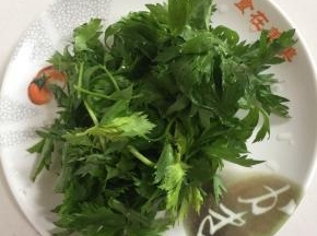 芹菜叶清洗干净沥水备用。