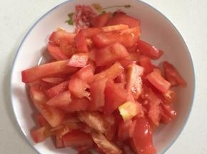 西红柿洗净去蒂，切成小块儿备用。