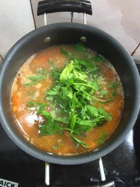 煮两分钟后加入芹菜叶。