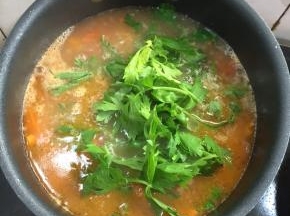 煮两分钟后加入芹菜叶。