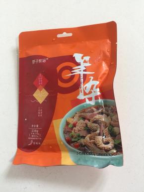 准备一包羊杂。（这个羊杂是我在网上买的，里面自带有调料包，稍微加工一下就可以食用，非常的简单哦！）