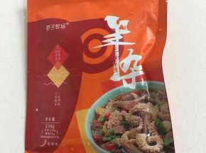 准备一包羊杂。（这个羊杂是我在网上买的，里面自带有调料包，稍微加工一下就可以食用，非常的简单哦！）