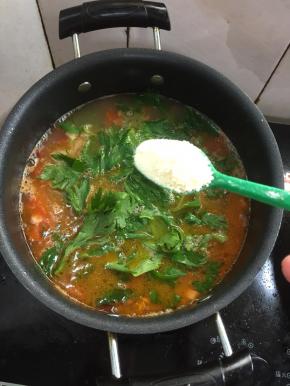 放入一勺鸡精。