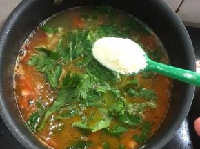 放入一勺鸡精。