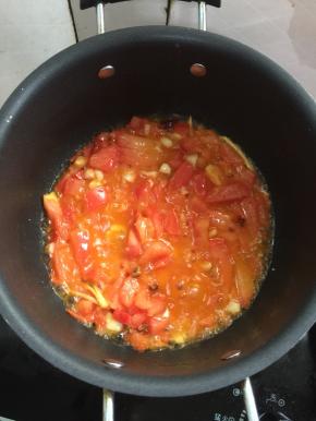 倒入西红柿丁儿翻炒至软烂。