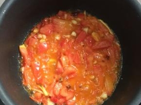 倒入西红柿丁儿翻炒至软烂。