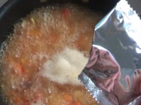 放入羊杂里面自带的粉包。