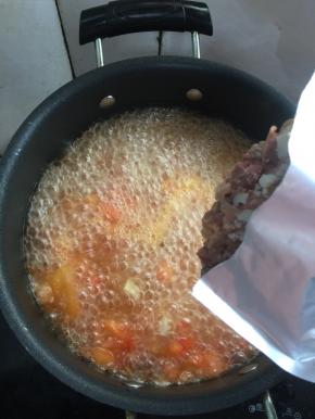 放入袋装羊杂。