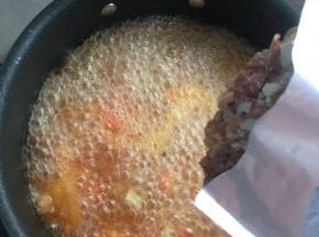 放入袋装羊杂。