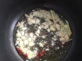 锅烧热倒入适量的油，烧至七成热，放入蒜瓣，生姜，花椒和干辣椒爆香。