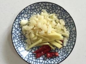 蒜瓣剁碎，生姜切成丝，干辣椒切成段儿备用。