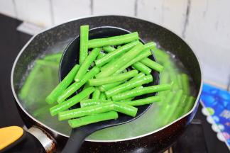 焯至颜色变深时捞出沥干水干备用