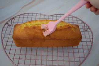 烤好趁热脱模，然后再刷一遍糖水