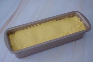 再把面糊挤入学厨磅蛋糕模具中，表面抹平，整理成两边高中间低