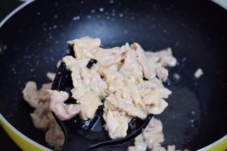 翻炒至变色变白，盛出备用