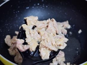 翻炒至变色变白，盛出备用