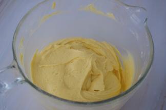 大概翻拌80次左右，翻拌至细腻的面糊