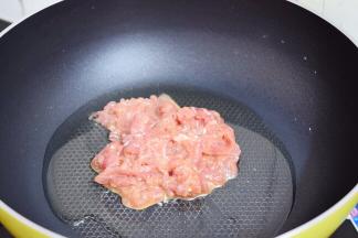 另起锅倒入适量的食用油烧热，放入猪肉