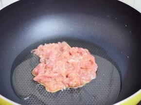 另起锅倒入适量的食用油烧热，放入猪肉