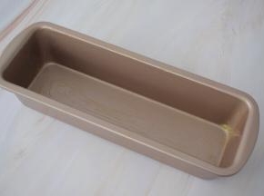 学厨磅蛋糕模具刷一遍黄油