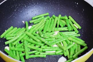 再放入豇豆翻炒均匀