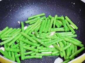 再放入豇豆翻炒均匀