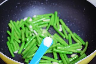 加入盐，翻炒均匀