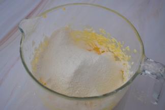 筛入混合好的粉类