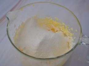 筛入混合好的粉类