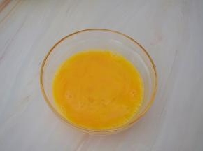 鸡蛋打散备用