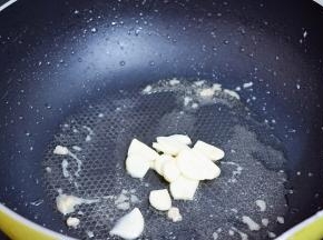 原锅倒入少许食用油烧热，放入蒜片爆香