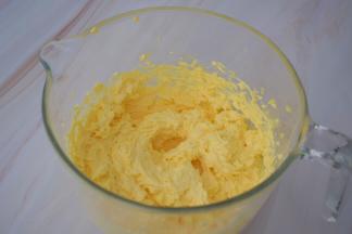 每次加入鸡蛋都要打均匀才能加入下一次，打发至与黄油融合