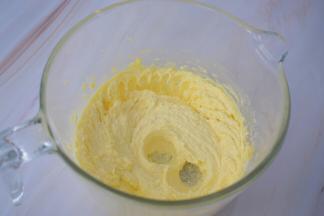 再用电动打蛋器打发至蓬松发白