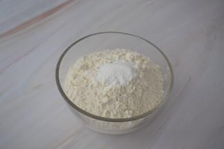 泡打粉加入低筋面粉中，搅拌均匀备用