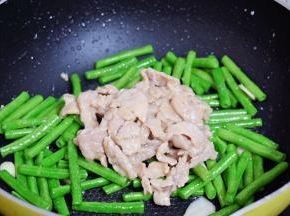 再加入猪肉
