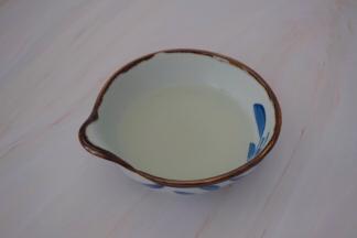 烤时制做糖水，把16克糖加入40克清水大火烧沸后倒入碗中晾凉备用