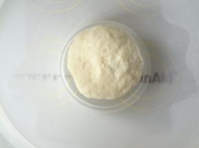 揉成无干粉的面团开始发酵