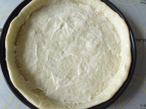 饼坯抹上沙拉酱，放入预热好的烤箱先200度烤5分钟