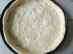 饼坯抹上沙拉酱，放入预热好的烤箱先200度烤5分钟