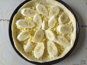 放入芝士碎均匀的摆上香蕉片