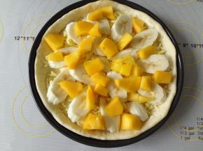 均匀的撒上芒果粒