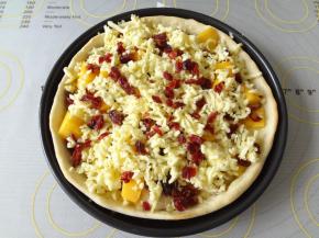 取出后放入蔓越莓再放入马苏里拉芝士碎表面放点蔓越莓，放入预热好的烤箱200度6分钟，表面芝士融化就可以啦