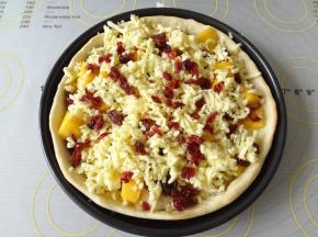 取出后放入蔓越莓再放入马苏里拉芝士碎表面放点蔓越莓，放入预热好的烤箱200度6分钟，表面芝士融化就可以啦