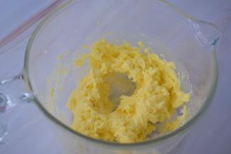 先用电动打蛋器搅拌至无糖粉