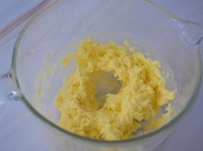 先用电动打蛋器搅拌至无糖粉