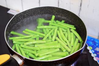 锅中烧开水，倒入少许食用油和盐，再放入豇豆焯水