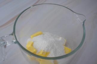 软化的黄油加入全部的糖粉