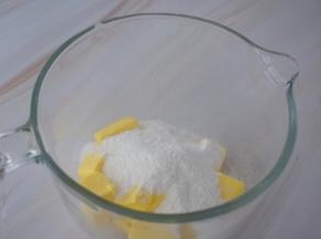 软化的黄油加入全部的糖粉