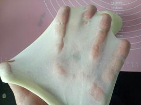 油皮材料混合均匀，揉至能拉出薄膜